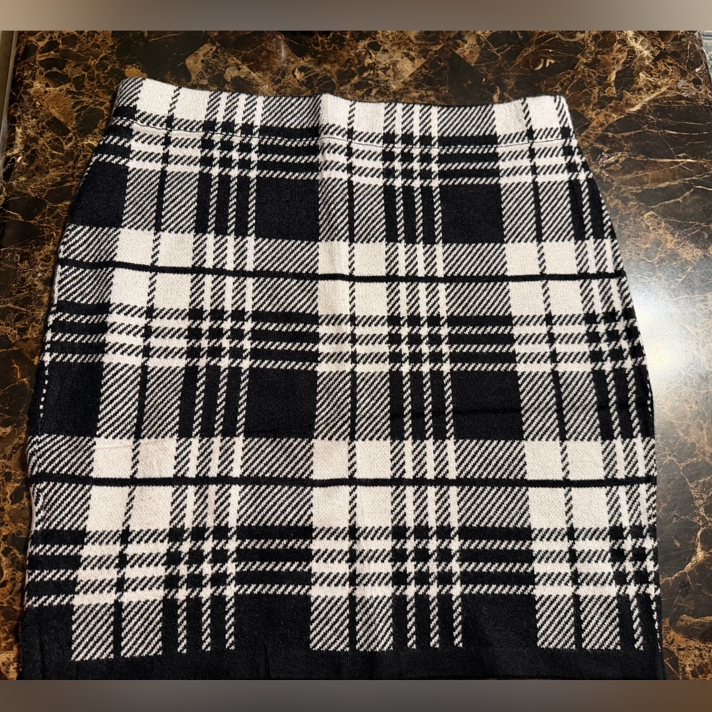 NWT Classic Black & White Plaid Women’s Skirt 80% viscose and 20% wool size L